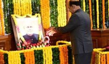 लोक सभा अध्यक्ष एवं सांसदों ने श्री रवि राय को पुष्पांजलि अर्पित की