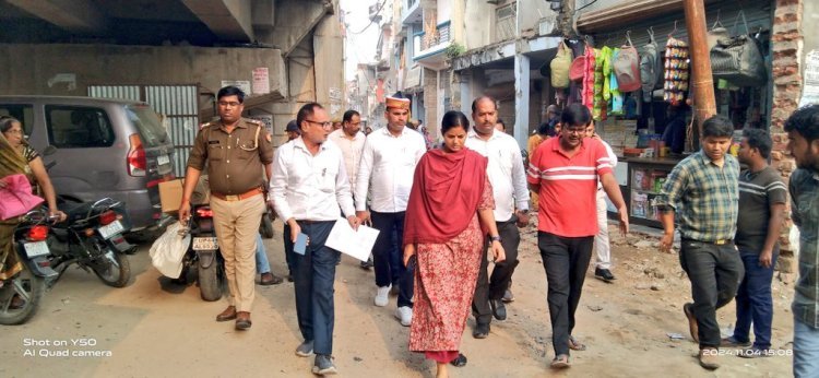 जिलाधिकारी ने आज कस्बा क्षेत्र अमेठी में विद्युत उपभोक्ताओं के यहां स्थापित विद्युत मीटरों तथा ककवा ओवरब्रिज की निर्माणाधीन सर्विस लेन का किया निरीक्षण।