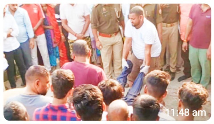 चिलुआताल थाना क्षेत्र के नकहा नंबर 1 में युवक की गला रेतकर हत्या