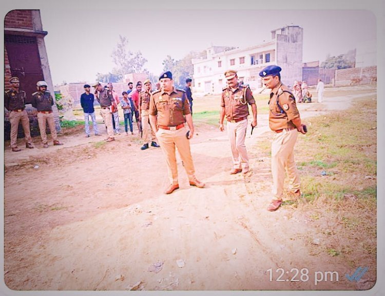 चिलुआताल थाना क्षेत्र के नकहा नंबर 1 में युवक की गला रेतकर हत्या