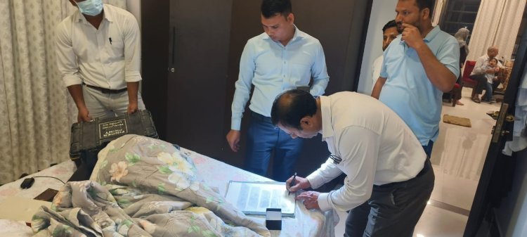 जीयनपुर में 8 लाख के गहनों की चोरी: शिक्षक दंपति के घर दिनदहाड़े लूट, फॉरेंसिक टीम जुटा रही साक्ष्य