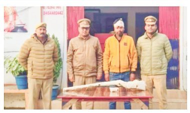 24 घण्टे के अन्दर आरोपी गिरफ्तार, शव का पोस्टमॉर्टम रात में ही हुआ, गाँव में फोर्स तैनात