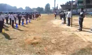 आजमगढ़ के स्मिथ इंटर कॉलेज में संविधान शपथ के दौरान शिक्षक का लापरवाह रवैया, वीडियो वायरल