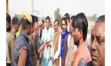 बसपा सुप्रीमों आदरणीय बहन  जी के निर्देश पर जिलाध्यक्ष ऋषि कपूर के नेतृत्व में बसपा प्रतिनिधिमण्डल मृतक के परिवार से मिलने निकला पुलिस प्रशासन ने रोका