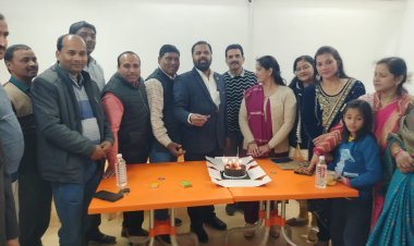 बीस साल बाद दोस्तों का मिलन: शिक्षा को समाज की पहली पसंद बनाने का लिया संकल्प