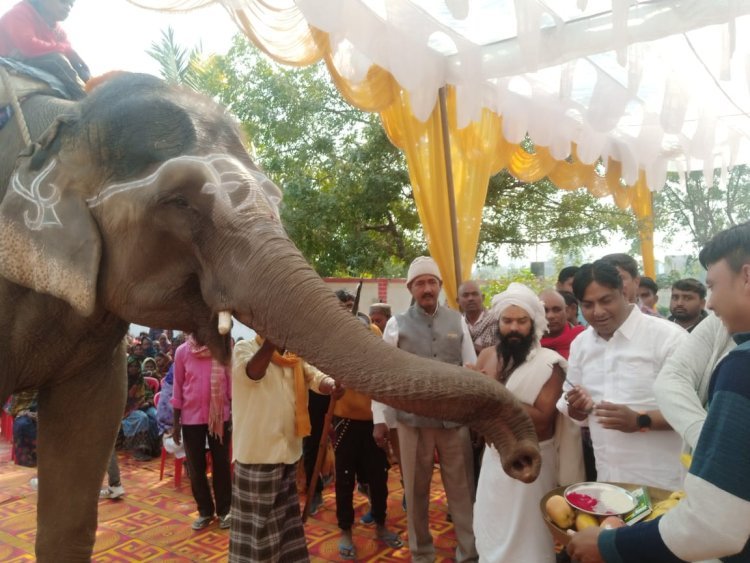 माँ की पुण्यतिथि पर अनूठी मिसाल: गरीबों की सेवा में बंटे कंबल और शाल, मानवता की अनमोल परछाई