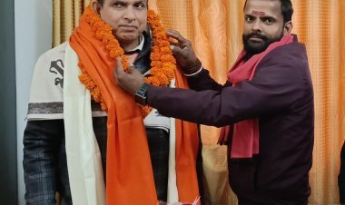 सेवानिवृत्ति का सम्मान: अमेठी में जिला मलेरिया अधिकारी डॉ. शेषधर दुबे को भावुक विदाई