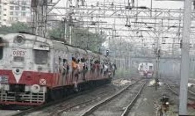 मुंबई में ट्रेन के गेट पर खड़ा युवक सिर के बल खंभे से टकरा कर मौत का शिकार