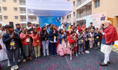 प्रधानमंत्री मोदी का स्वाभिमान अपार्टमेंट्स में दिल छूने वाला संवाद: झुग्गी से महल तक की यात्रा