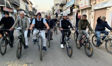 केंद्रीय मंत्री मनसुख मांडविया ने पोरबंदर में 'फिट इंडिया साइक्लिंग संडे' का नेतृत्व किया, ओलंपियन लवलीना और पहलवान संग्राम का समर्थन