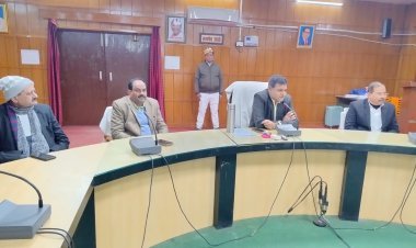 स्थानान्तरित मण्डलायुक्त मनीष चौहान को दी गई भावपूर्ण विदाई