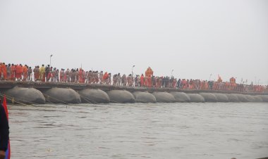 महाकुंभ 2025: अमृत स्नान के लिए पीपे के पुल बने श्रद्धालुओं की लाइफलाइन