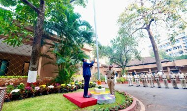 मुख्यमंत्री देवेंद्र फडणवीस ने ‘वर्षा’ निवास पर किया राष्ट्रध्वज वंदन, राज्यवासियों को दी प्रजासत्ताक दिवस की शुभकामनाएं