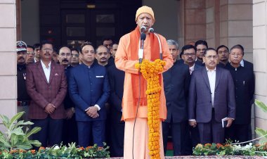 गणतंत्र दिवस पर तिरंगा फहराकर देश के सपूतों को किया नमन, 'विकसित और आत्मनिर्भर भारत' के संकल्प का आह्वान