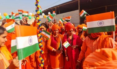 प्रयागराज महाकुंभ में 76वें गणतंत्र दिवस का भव्य आयोजन, तिरंगे के रंग में रंगा पूरा मेला क्षेत्र