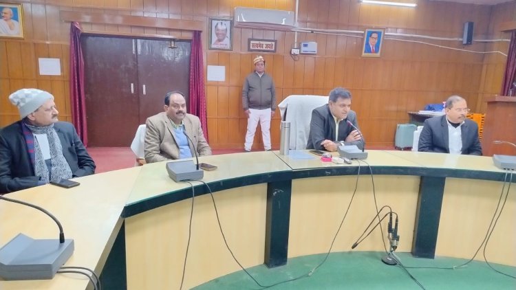 स्थानान्तरित मण्डलायुक्त मनीष चौहान को दी गई भावपूर्ण विदाई