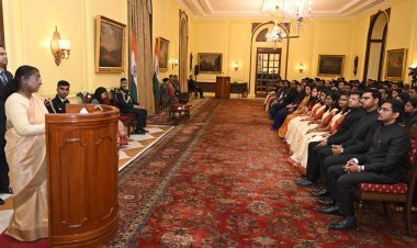 परिवीक्षाधीन अधिकारी राष्ट्रपति से मिले, सिविल लेखा, डाक, दूरसंचार और रेलवे सेवाओं का प्रतिनिधित्व