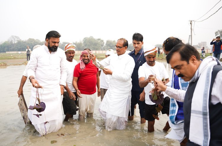 केंद्रीय कृषि मंत्री शिवराज सिंह ने दरभंगा में मखाना किसानों से की चर्चा