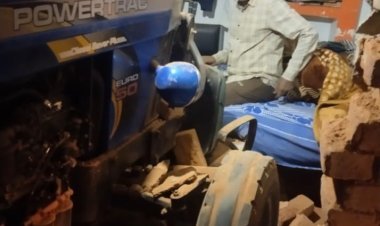 गोला में कहर बनकर दौड़ा धान लदा ट्रैक्टर! बाइक सवार को रौंदा, दीवार तोड़ सचिव के कमरे में घुसा