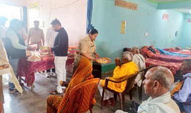 अबीर-गुलाल लगाकर वृद्ध जनों को होली पर्व की दी हार्दिक बधाई व शुभकामनाएं।