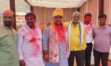 सूर्यवाटिका लॉन में होली मिलन समारोह की धूम: रंग, संगीत और भाईचारे का अनोखा संगम