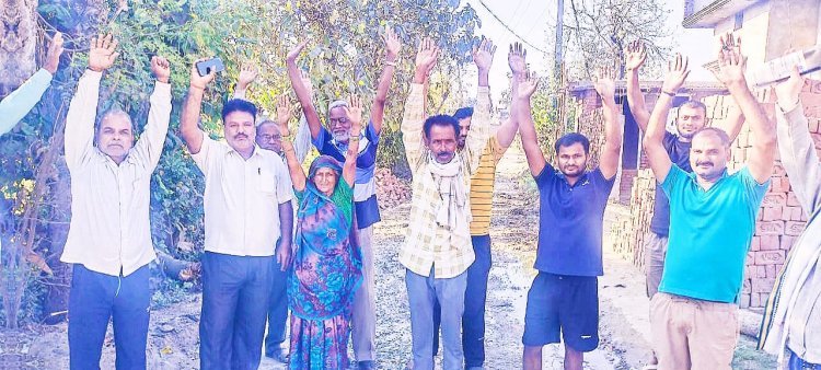 सड़क निर्माण में अनियमितता से भडके ग्रामीण