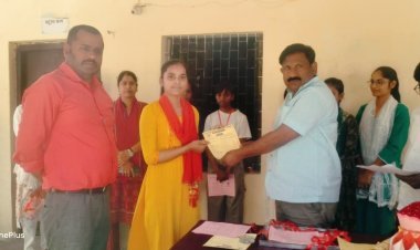 मेधावी छात्र छात्राओं को प्रधानाचार्य ने किया सम्मानित
