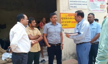 मण्डलायुक्त का औचक निरीक्षण: संजरपुर केन्द्र की धीमी खरीद पर भड़के, अधिकारियों पर गिरी गाज़