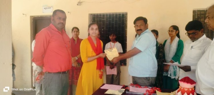 मेधावी छात्र छात्राओं को प्रधानाचार्य ने किया सम्मानित