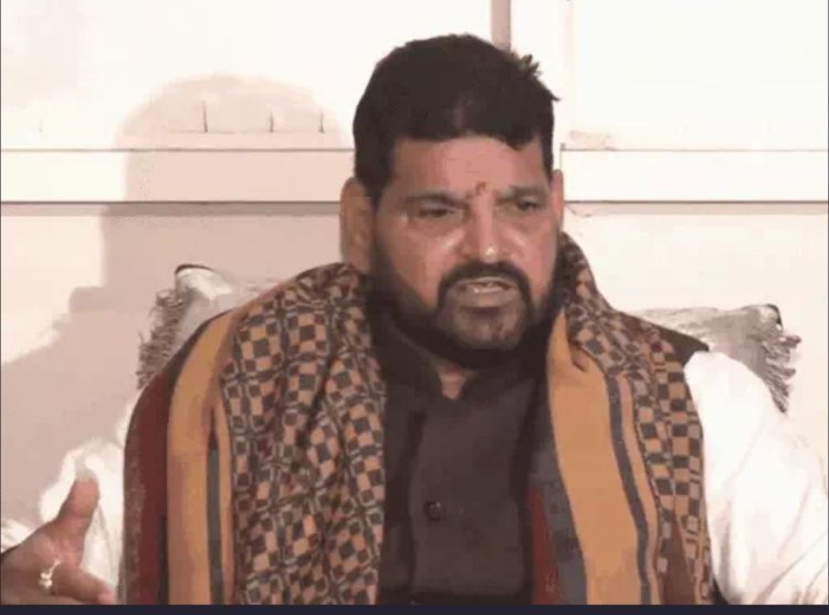 बृजभूषण सिंह का तीखा वार: 'आज यूपी में विधायकों की औकात जीरो, डीएम के चरणों में गिरी राजनीति