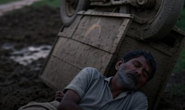 बरेली में नगर निगम की घोर लापरवाही से मजदूर की मौत – कीचड़ से लदी ट्रॉली सोते व्यक्ति पर पलटी, मौके पर तोड़ा दम