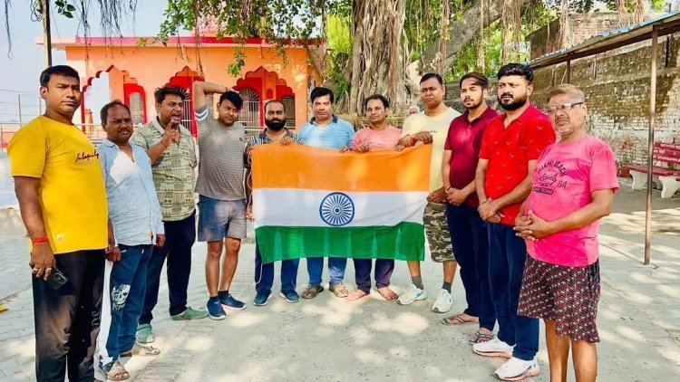 भारतीय सेना की ऐतिहासिक सफलता पर बड़हलगंज में युवाओं ने मनाया जश्न, भारत माता की जय के नारों से गूंजा चरण पादुका कुटी