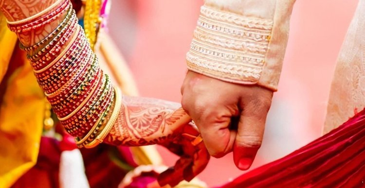 सुहागरात पर टूटा सपना: दूल्हे के पान लाने जाते ही जीजा संग फरार हुई दुल्हन, जेवर-नकदी लेकर भागी!
