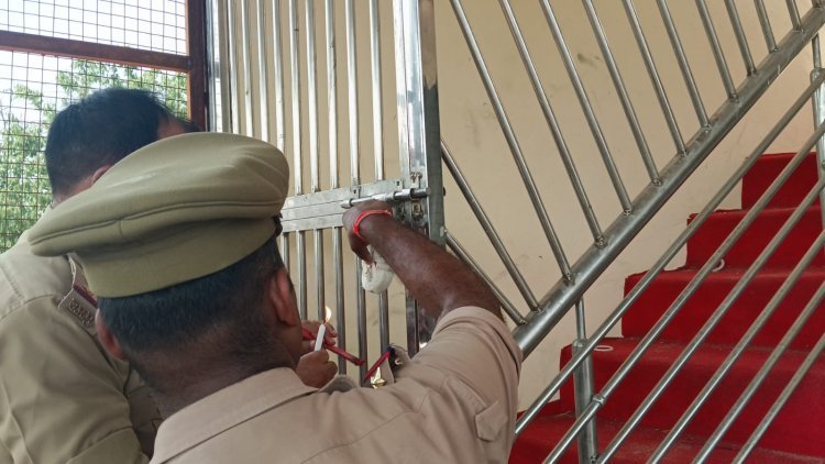 अनैतिक कार्यों की सूचना पर गगहा के हाटा बाजार स्थित होटल सीज, पुलिस की छापेमारी में कई जोड़े मौके से फरार