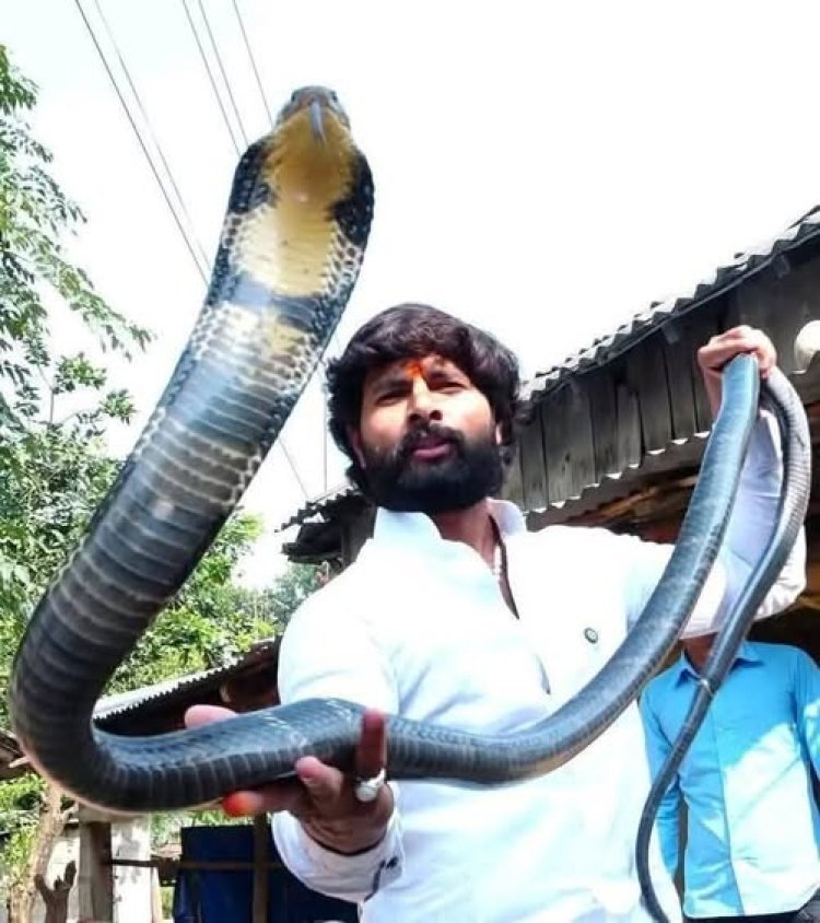 कोबरा रेस्क्यू करते हुए ज़हर का शिकार बने ‘मुरली वाले हौसला’, हालत नाज़ुक, जौनपुर के अस्पताल में भर्ती