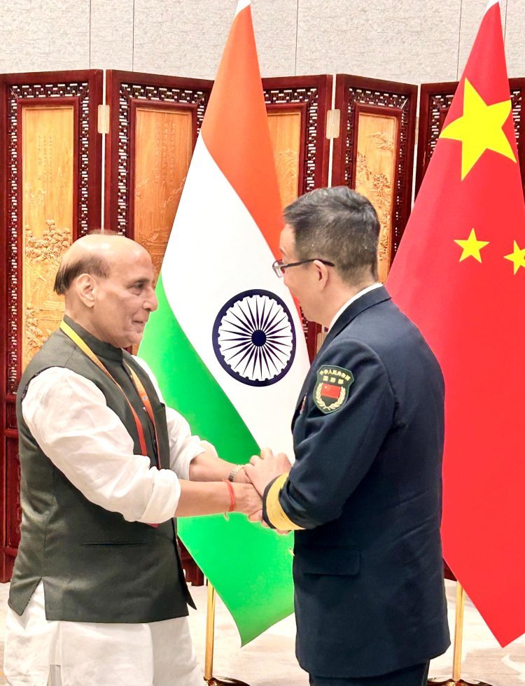 एससीओ बैठक के दौरान भारत-चीन रक्षा मंत्रियों की अहम भेंट: सीमा पर शांति, सहयोग और विश्वास बहाली पर दिया गया जोर