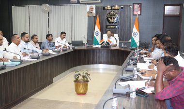 आजमगढ़: ग्राम प्रधानों के खिलाफ सरसरी जांच पर भड़के डीएम, जांच अधिकारियों को निर्देश — साक्ष्य आधारित हो निष्कर्ष, वरना होगी कार्रवाई