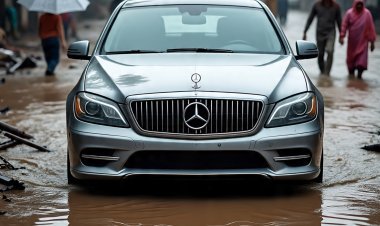 मर्सिडीज जलभराव में फंसी, कारोबारी ने ठोका 10 लाख का नोटिस — गाजियाबाद नगर निगम पर उठे सवाल