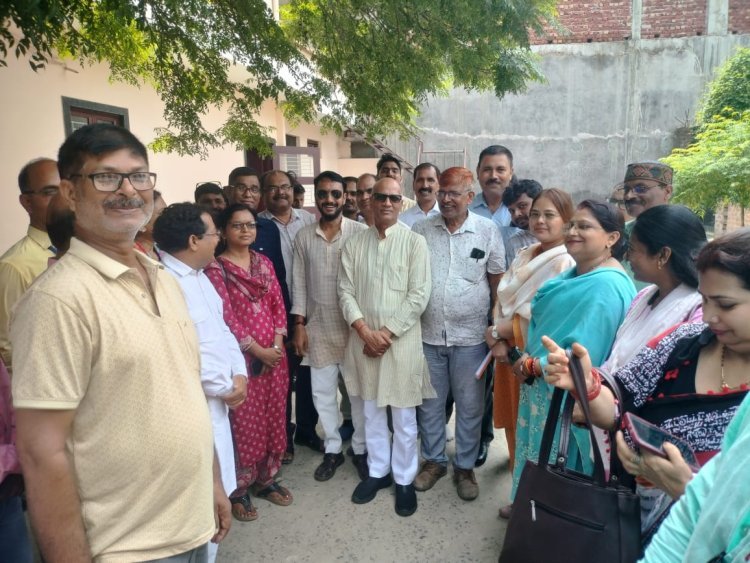 विद्यालय मर्जर के विरोध में शिक्षकों ने विधायक पिपराइच को सौंपा ज्ञापन, गरीब बच्चों की शिक्षा पर जताई चिंता