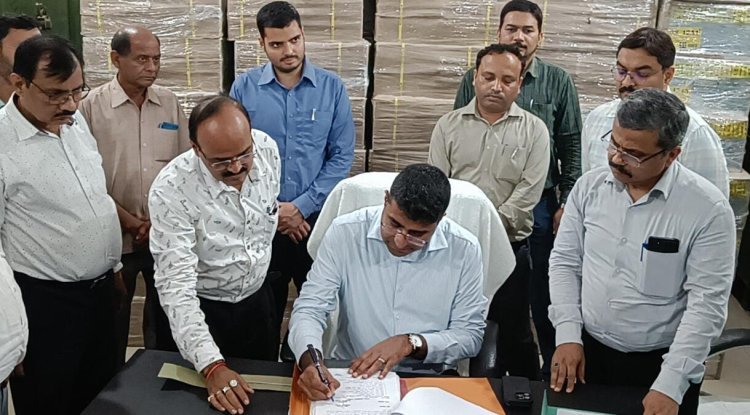 गोरखपुर के नए 'जिलाधिकारी' दीपक मीणा ने संभाला पदभार, विकास और जनसुनवाई पर जोर