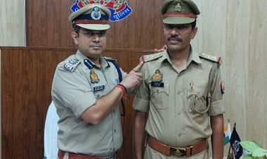 गोरखपुर में उपनिरीक्षक संजय सिंह बने निरीक्षक — SSP ने पीपिंग सेरेमनी में लगाया स्टार, दी शुभकामनाएं