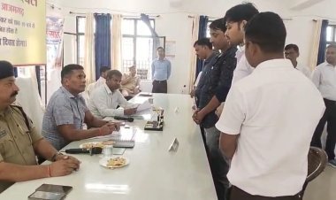 आज़मगढ़ में मंडलायुक्त व डीआईजी का तहसील सदर पर औचक निरीक्षण — 12 अधिकारी गायब, ‘नो वर्क, नो पे’ का आदेश, मौके पर 6 शिकायतों का निस्तारण