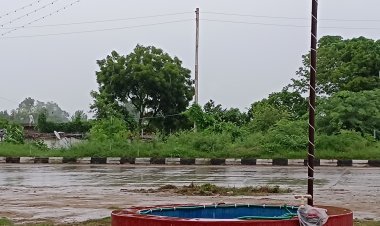 स्थान: गोरखपुर के बाहरी क्षेत्र में एक सड़क किनारे का दृश्य