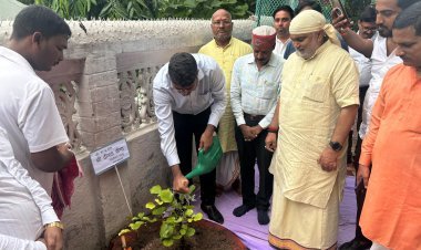 “मुक्तिपथ” पर डीएम दीपक मीणा का विशेष दौरा – बाढ़ क्षेत्र का निरीक्षण, शवदाह स्थल की व्यवस्था की सराहना और पौधारोपण से दिया हरित संदेश