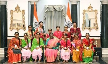 राष्ट्रपति भवन में रक्षाबंधन: द्रौपदी मुर्मु ने छात्रों संग मनाया भाई-बहन के प्रेम का पर्व, पर्यावरण संरक्षण का दिया संदेश