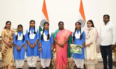 गोरखपुर की बेटियों ने राष्ट्रपति को राखी बांधकर मनाया राखी का पर्व