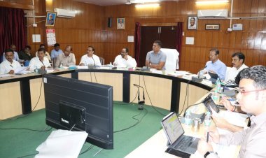 मंडलायुक्त विवेक ने की मंडलीय समीक्षा बैठक – “योजनाओं में लाएं अपेक्षित प्रगति, रैंकिंग सुधारें और अच्छा काम करने वालों को सम्मानित करें”