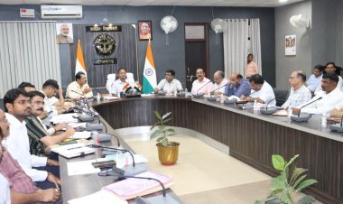 आज़मगढ़: जिलाधिकारी रविन्द्र कुमार ने विकास कार्यों की समीक्षा बैठक में दिए सख्त निर्देश – “सभी योजनाओं में लाएं प्रगति, ग्रेडिंग में सुधार लाकर जनपद की रैंकिंग बढ़ाएं”