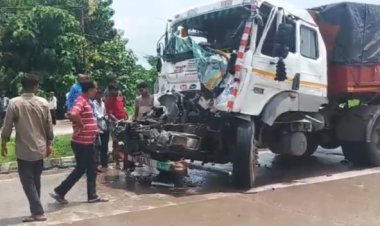 गोरखपुर: गगहा थाना क्षेत्र के रावतपार चौराहे पर ट्रकों की भिड़ंत, चालक घायल