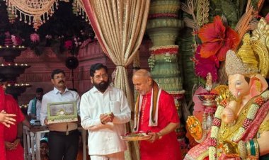 मुंबई में रौनक: उपमुख्यमंत्री एकनाथ शिंदे ने अंबानी परिवार संग किया बप्पा का दर्शन, गूँजी आरती की गूंज